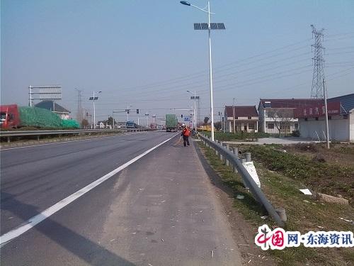 如东路政:及时清除省道路面污染 确保公路整洁畅通