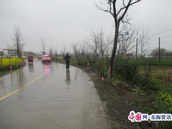 每当下雨店里就进水 青岛这条无名小路上的许多商户们真“草鸡”了