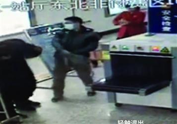 沈阳:妻子拒绝安检 他抡包砸地铁安检员被拘5