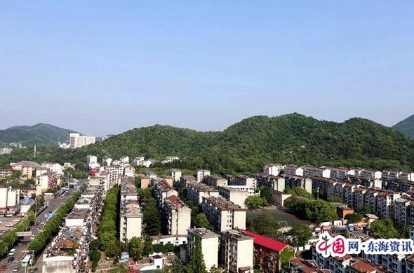 在安徽省铜陵市铜官区露采社区区域,远眺笔架山公园(大铜官山公园)