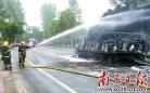 广州一危化品车碰撞爆炸燃起10米烈焰 消防官兵6小时灭火