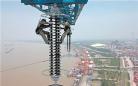 武汉电工百米高空中检修跨江高压电线塔(图)