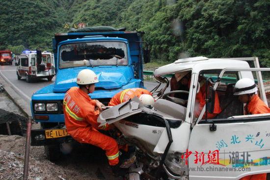 宜昌两车相撞2人被困 消防员雨中为伤者撑伞 湖北新闻 中国网•东海资讯