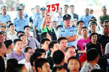 武汉第二场公车拍卖 218辆公车拍出984.1万元