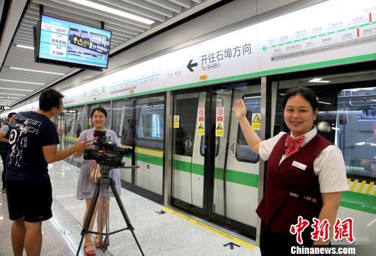 6月25日，2000多名市民试乘南宁地铁1号线(东段)。　杨志雄 摄