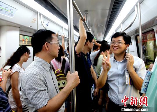 6月25日，2000多名市民试乘南宁地铁1号线(东段)。　杨志雄 摄