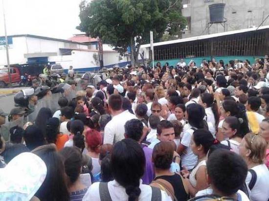 委内瑞拉500妇女越境涌入邻国超市 哄抢日用品