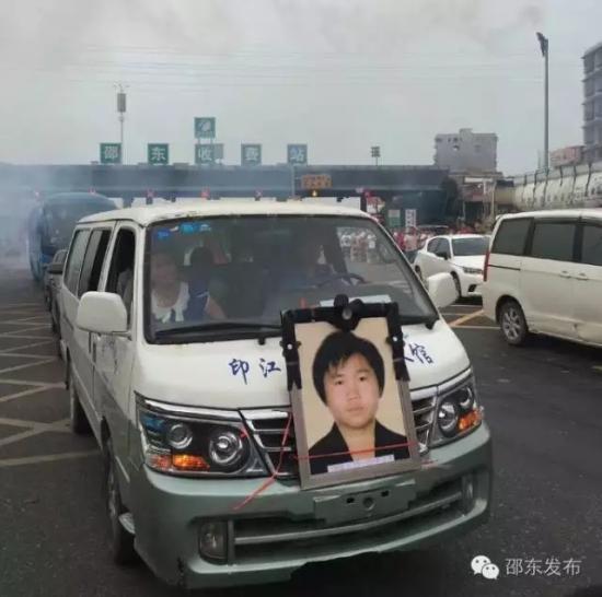 7月12日17时许,一辆车头张挂着石奇兵遗像的灵车缓缓驶出沪昆高速
