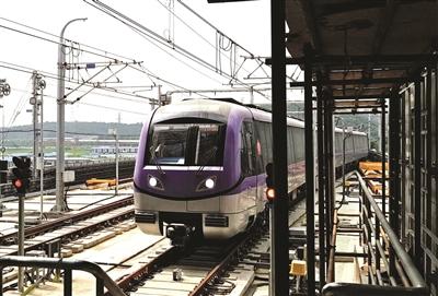 南京地铁4号线列车昨起试跑 明年一月有望投入运营