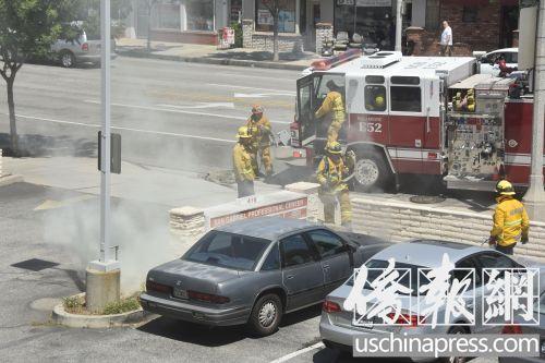 圣盖博市一车子起火。（美国《侨报》/聂达