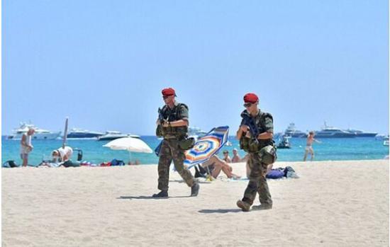 恐袭后人心惶惶 法国武装警察持枪在海滩巡逻
