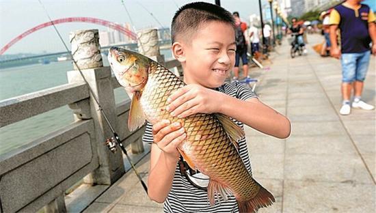 龙王庙亲水平台惊现“鱼潮” 有人一天钓百斤