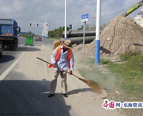 又有三辆车撞上警示桩 市民质疑安全岛警示桩设置是否合理