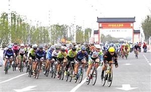 吴江：第七届环太湖国际自行车赛激战苏州湾