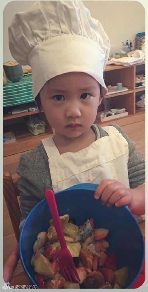 黄磊小女儿做水果沙拉 戴厨师帽眼大可爱
