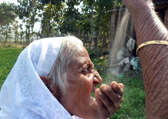 印78岁老妇63年间每天吃4斤沙土