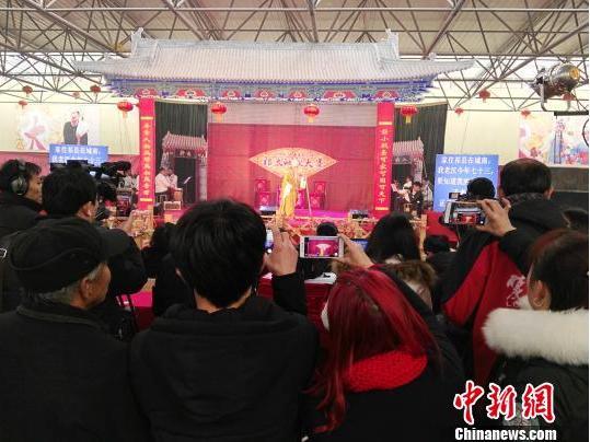 山西祁县举办祁太秧歌大赛，戏迷热情高涨。　李新锁　摄
