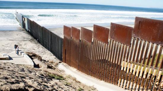 新媒:美墨边界围墙预计耗资逾216亿美元 耗时