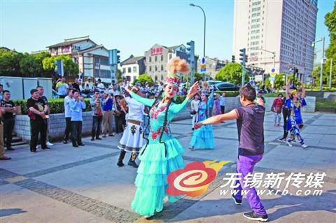 “新疆亲戚”载歌载舞在无锡展示民族风情