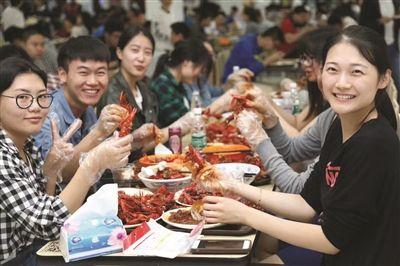 南航毕业美食节开启 师生排队吃小龙虾