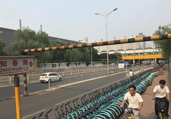北京现七彩单车 300米共享单车带令人崩溃“车满为患”该怎么办？