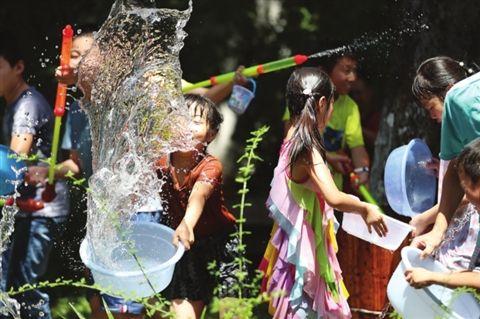 苏州一社区将泼水节开到园林里 孩子们享受清凉