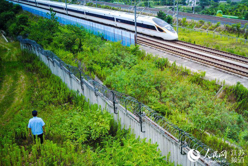 南京铁警30年守护铁路沿线安全 自己开荒种菜