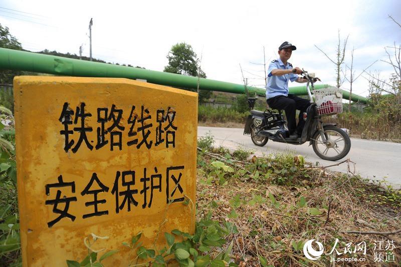 南京铁警30年守护铁路沿线安全 自己开荒种菜