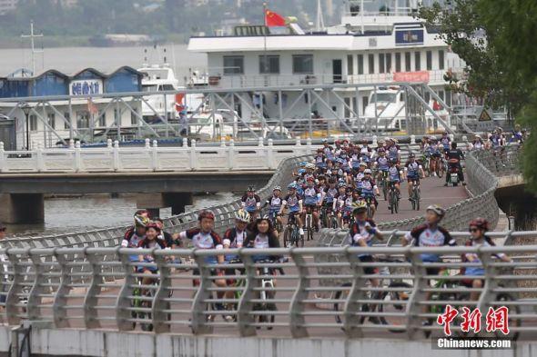两岸大学生骑单车沿长江“帅气开拔”