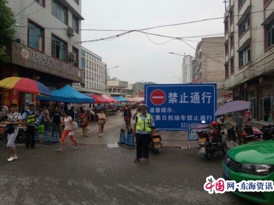 福泉交警圆满完成泉东“马路”市场搬迁保障任务