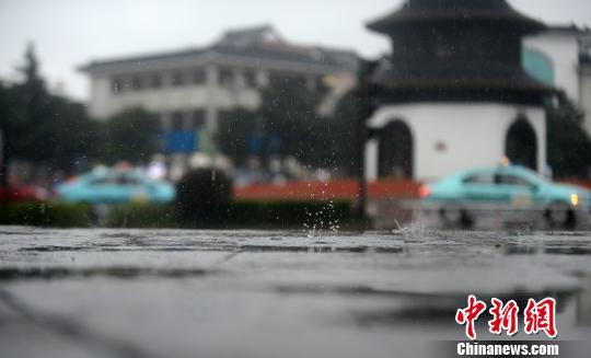 古城扬州遭强降雨 乌云笼罩白昼如夜