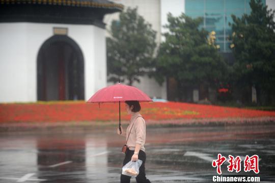 古城扬州遭强降雨 乌云笼罩白昼如夜