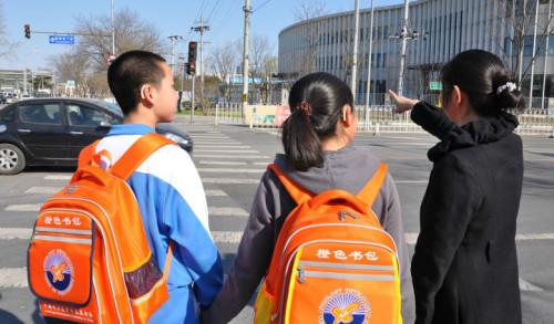 江苏等地展开“橙色书包”公益项目关爱听障儿童