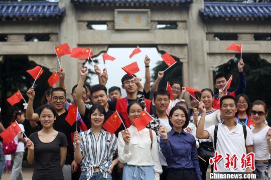 国庆假期首日 各地民众涌进南京中山陵