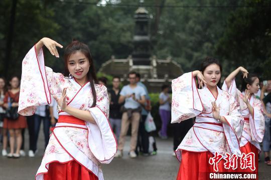 国庆假期首日 各地民众涌进南京中山陵