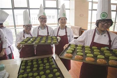 南京多个高校推出“定制版”月饼 “中药月饼”好吃又滋补