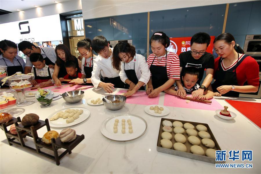 江苏无锡：制作苏式月饼欢度国庆