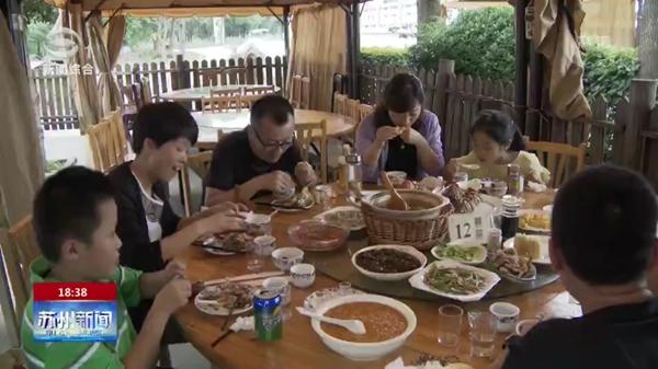 苏州阳澄湖边迎来吃蟹大军 预计今年游客将超过去年的11万人数