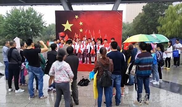 18名学生和家长雨中唱国歌为祖国送祝福