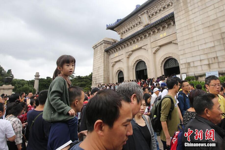 各地游客蜂拥而至 南京中山陵客流“井喷”