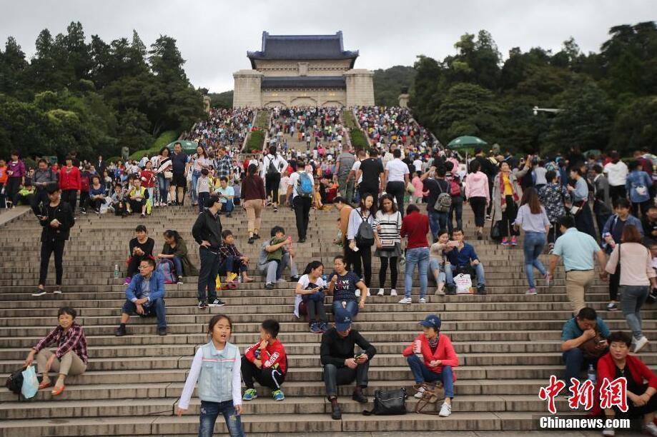各地游客蜂拥而至 南京中山陵客流“井喷”