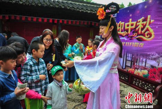 中秋佳节“嫦娥仙子”下凡扬州向游客发月饼送祝福