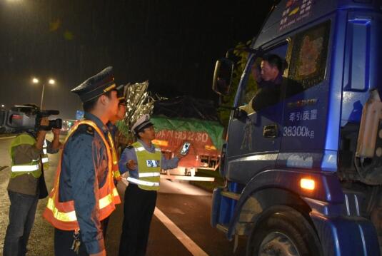 洪泽交警开展公路货运车辆夜间整治行动