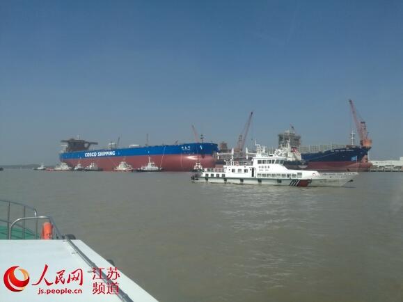 扬州建造最大吨位油轮安全出坞 总长333米