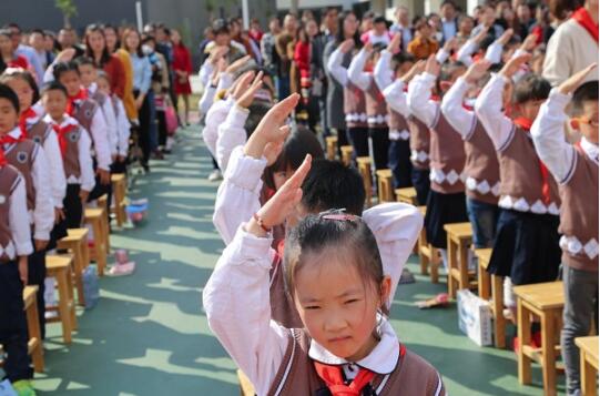 句容崇明小学378名新生加入中国少年先锋队