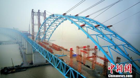 沪通长江大桥专用航道桥拱肋实现合龙