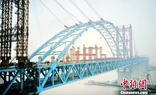 沪通长江大桥专用航道桥拱肋实现合龙