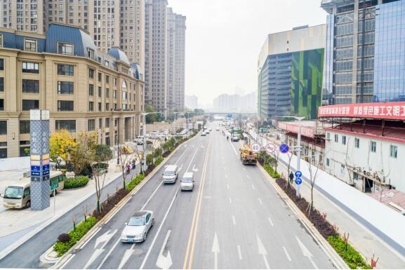南京云锦路改造完成 采用隐形井盖透水铺装