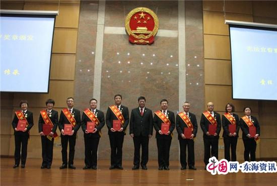 国家宪法日：江苏法院全体法官宣誓 副院长周继业为10位法官授予荣誉天平奖章