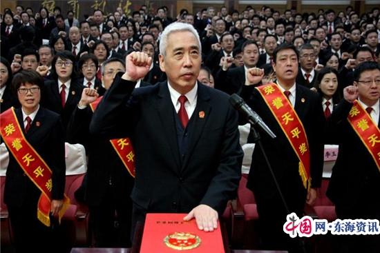 国家宪法日：江苏法院全体法官宣誓 副院长周继业为10位法官授予荣誉天平奖章